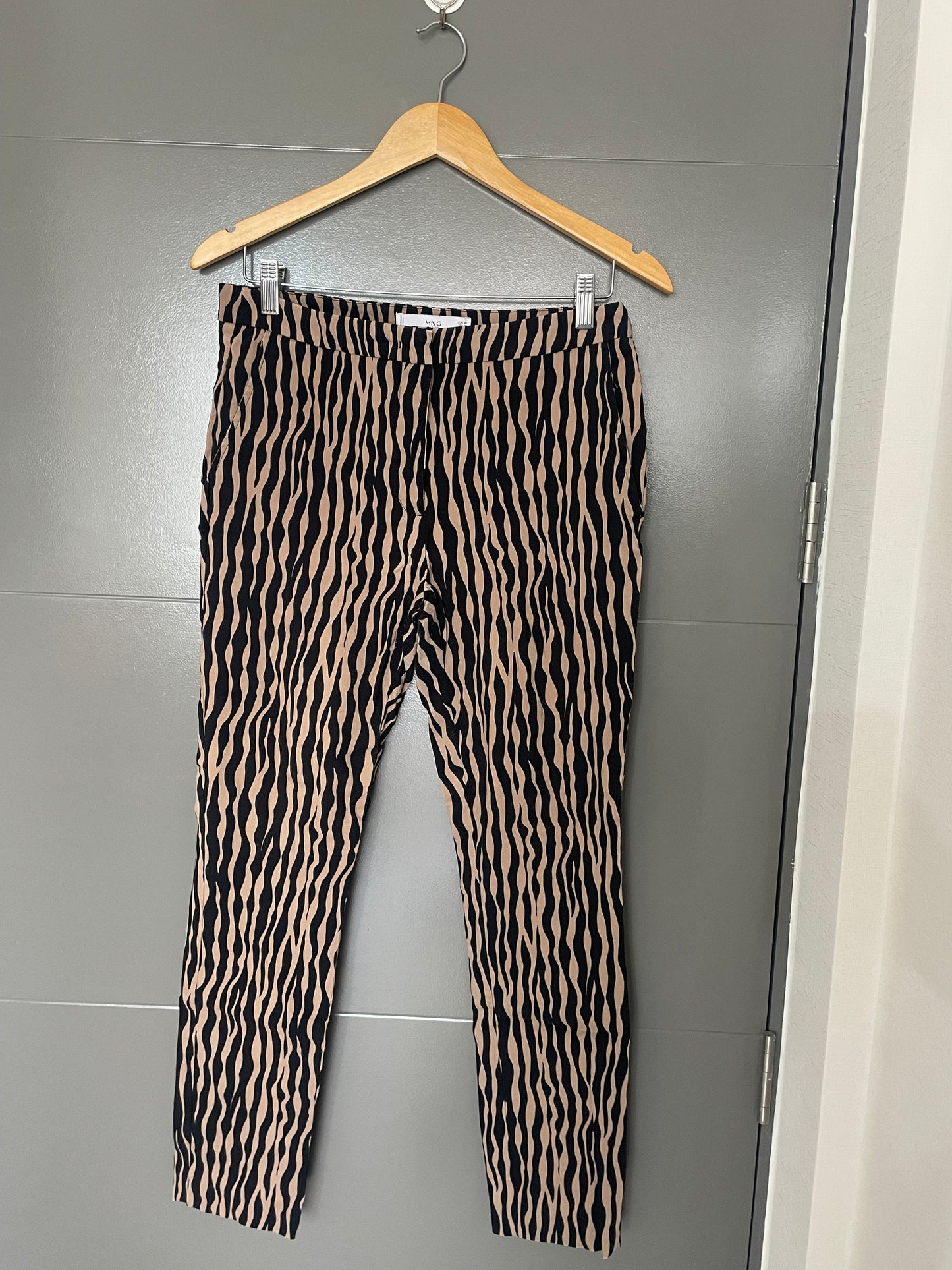 Pantalón rayas café Mango talla 42