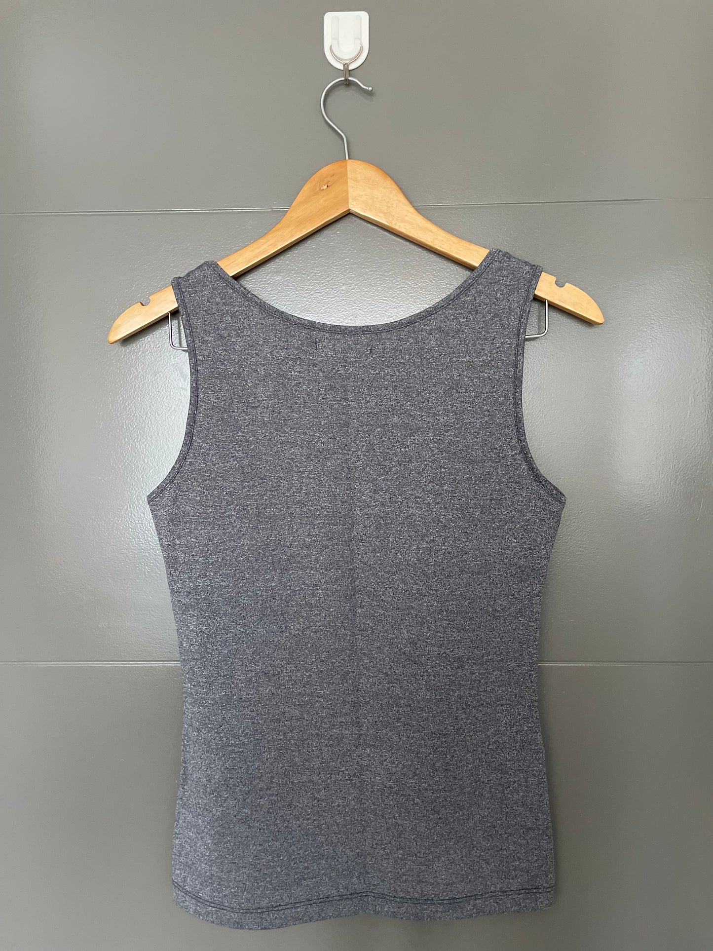 Polera musculosa gris Zara talla M