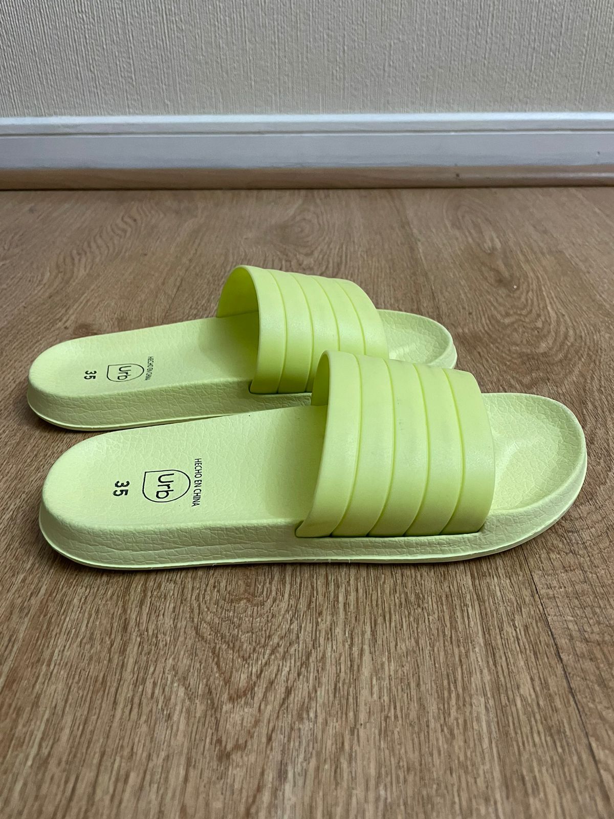 Sandalias amarillas talla 35