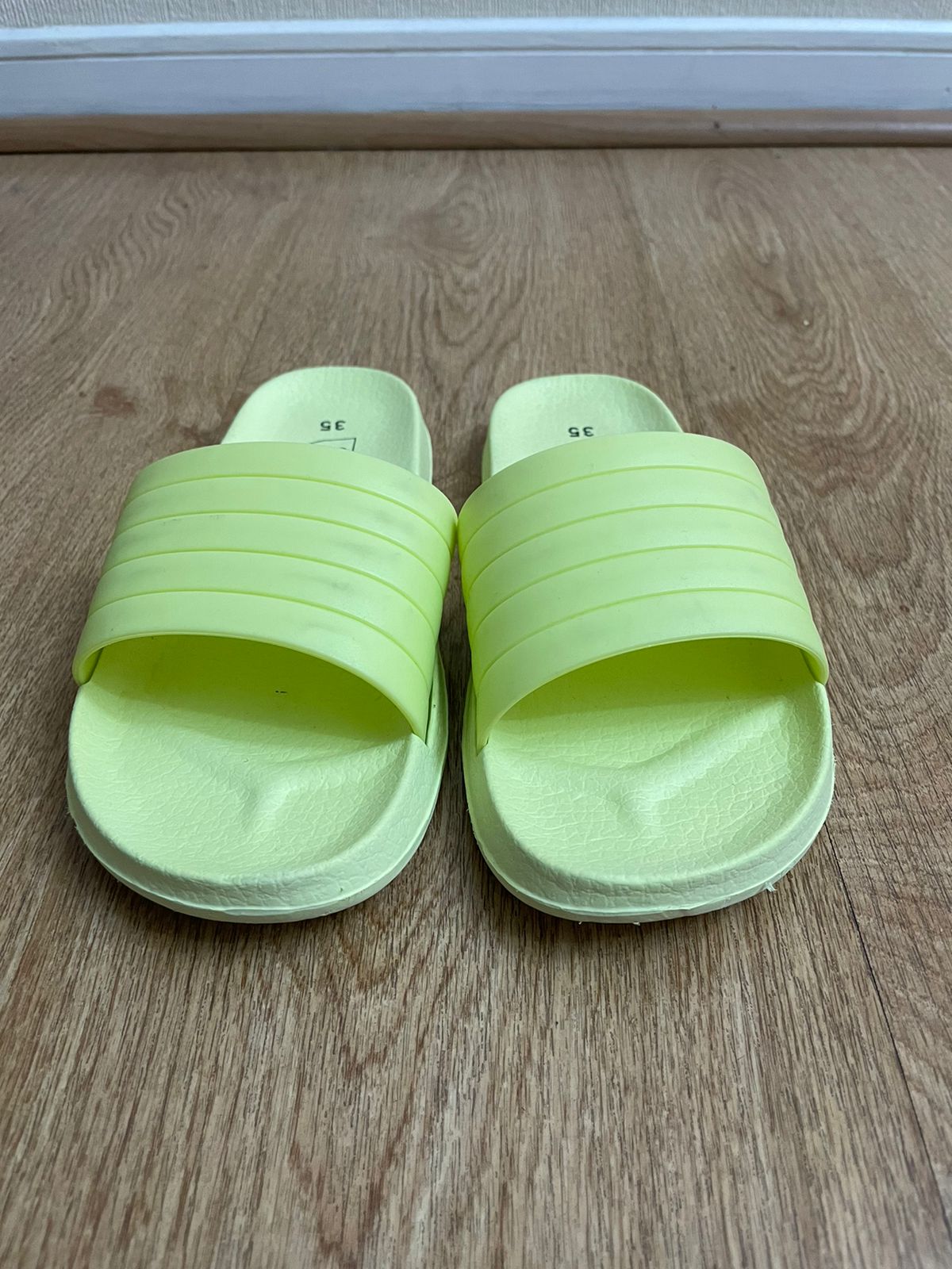 Sandalias amarillas talla 35
