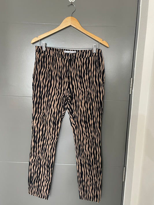 Pantalón rayas café Mango talla 42