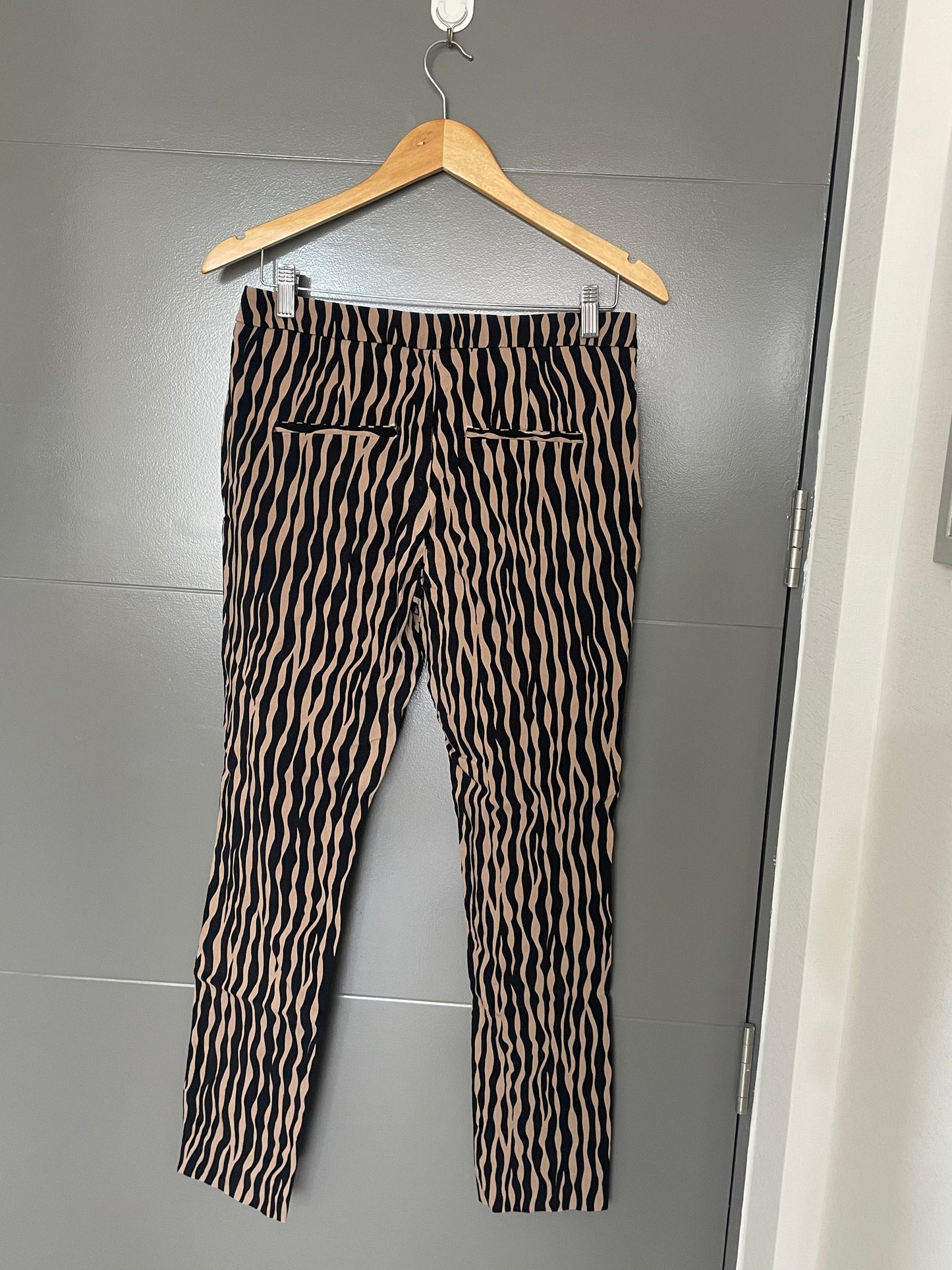 Pantalón rayas café Mango talla 42