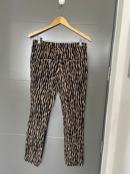 Pantalón rayas café Mango talla 42