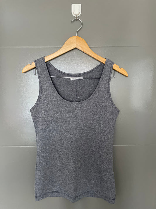 Polera musculosa gris Zara talla M